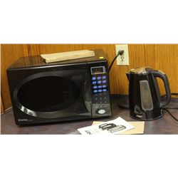 DANBY 800 WATT MICROWAVE WITH TEA KETTLE
