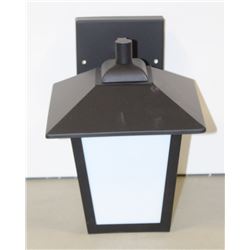 NEW OUTDOOR LIGHT FIXTURE 312050BK/WH
