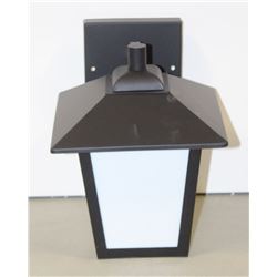 NEW OUTDOOR LIGHT FIXTURE 312050BK/WH