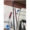 Image 6 : 2 crowbars, 2 hacksaws, laser level
