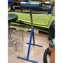 Adjustable material support w/roller