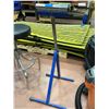 Image 1 : Adjustable material support w/roller