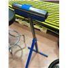 Image 2 : Adjustable material support w/roller