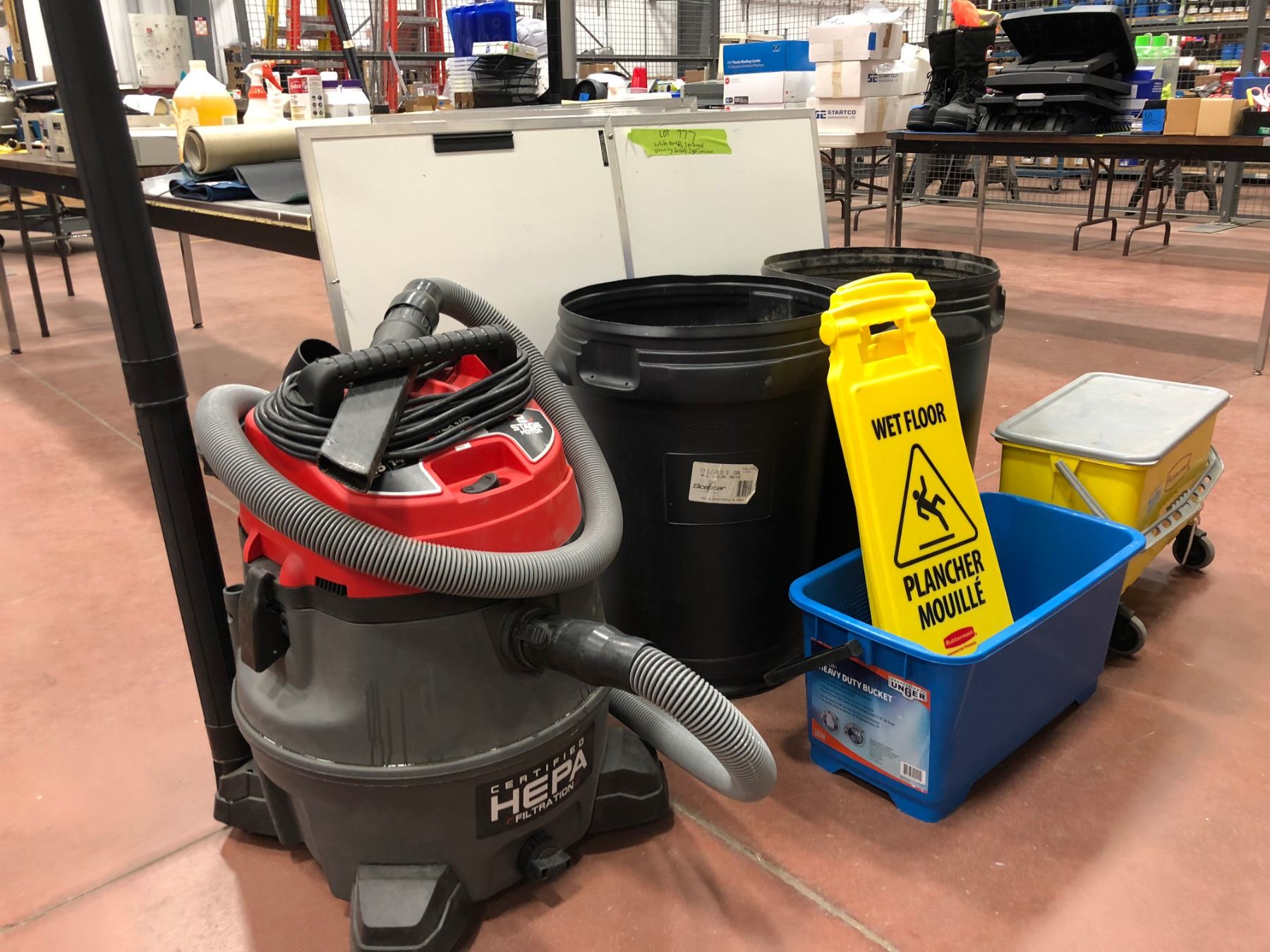 Rigid 14 gallon shop vac with attachments, 2 rectangular buckets, 3 wet