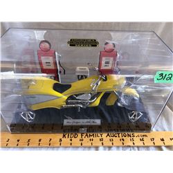 NESS MODEL MOTORBIKE W/GAS PUMPS IN PRESENTATION CASE