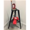 Image 1 : Lee Press and Stand