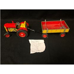 VINTAGE 1950'S TIN WIND UP TRACTOR & TRAILER W/ KEY (CZ)