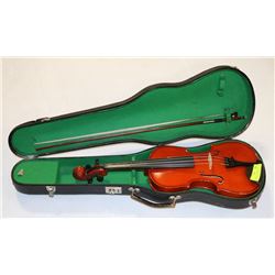 VIOLIN NATURAL 4/4 WITH BOW AND OLDER HARD CASE.