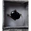 Image 1 : 20)  BLACK OVAL GOLDSTONE  RING