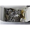 Image 1 : 10)  LOT OF 372.2 GRAMS OF CHARMS