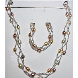 21)  FRESHWATER PEARL NECKLACE AND BRACELET SET