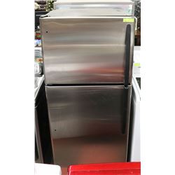 GE STAINLESS STEEL TOP FREEZER FRIDGE.
