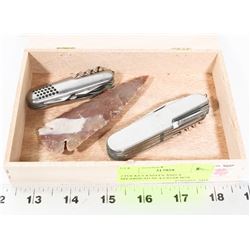 2 POCKET KNIVES AND A SPEARHEAD IN A CIGAR BOX