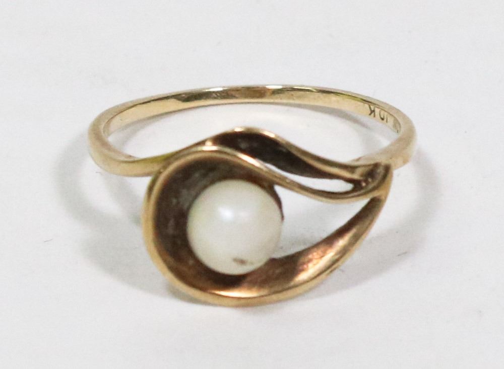LADIES 10K STAMPED GOLD RING WITH WHITE STONE Kastner Auctions