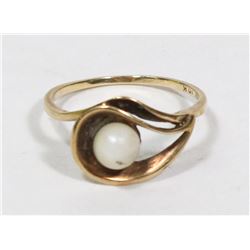 LADIES 10K STAMPED GOLD RING WITH WHITE STONE