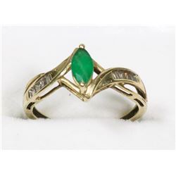 LADIES SIZE 7 14K GOLD STAMPED RING WITH GREEN
