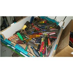 TRAY OF SCREW DRIVERS