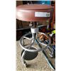 Image 2 : ROLLING STOOL