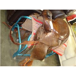 LEATHER SADDLE ON STAND AND BLANKET SADDLE KING TEXAS