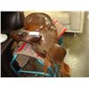 Image 2 : LEATHER SADDLE ON STAND AND BLANKET SADDLE KING TEXAS