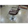 Image 2 : VINTAGE HYDRAULIC LIFT BARBER CHAIR