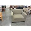 Image 3 : PHOENIX INTERNATIONAL OVERSIZED TAN ARM CHAIR