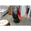 Image 2 : BLACK AND RED SWIVEL EGG CHAIR