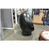 Image 6 : BLACK AND RED SWIVEL EGG CHAIR