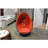 Image 7 : BLACK AND RED SWIVEL EGG CHAIR