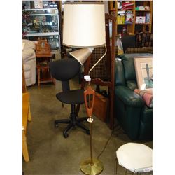 MID CENTURY TEAK AND BRASS TABLE LAMP