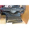 Image 1 : ANTIQUE UNDERWOOD TYPEWRITER