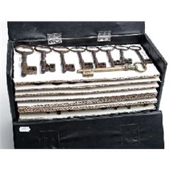 Box of approx. 400 antique and later keys