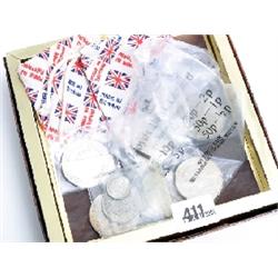 2 x 1977 crowns in original pouches, 4 Queen Mother £5 coins, 5 shilling coin, Linca £5 coin, 1/2 cr