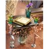 Image 1 : PRESIDER END TABLE WITH 7 DECORATIVE PIECES