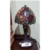 Image 2 : SMALL TIFFANY STYLE STAIN GLASS TABLE LAMP