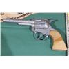 Image 2 : 3 VINTAGE CAP GUNS AND COWBOY CHILDRENS BOOKS
