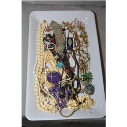 Tray lot of vintage and collectible jewellery including beaded necklaces, bracelet plus brooches, di