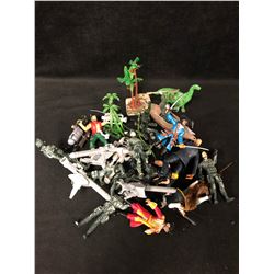 ACTION FIGURES/ WEAPONS & ACCESSORIES LOT