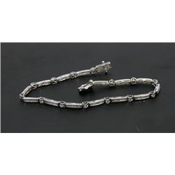 32) 18K WHITE GOLD AND DIAMOND MELEE BRACELET
