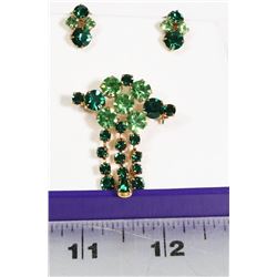VINTAGE GREEN RHINESTONE BROOCH AND EARRINGS.