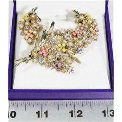 VINTAGE LEAF DESIGN BROOCH AND EARRING SET.