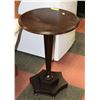 Image 1 : ESTATE WOOD TONE END TABLE 17.5" DIAMETER X 25.5"H