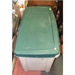 RUBBERMAID LARGE DECK STORAGE BOX