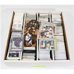 BOX OF OVER 3000 HOCKEY HOCKEY CARDS - ASSORTED