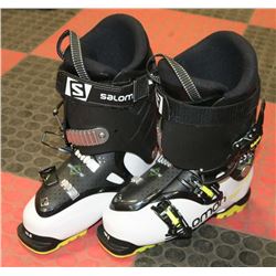 PAIR OF SOLOMON SKI BOOTS, QUEST ACCESS