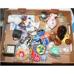 TRAY OF COLLECTIBLES, BANKS, PINBACKER AND MORE