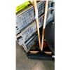 Image 2 : BROOM SNOW SHOVEL AND A WORKMATE