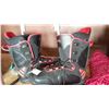 Image 2 : SNOWBOARD BOOTS AND 2 BIKE PUMPS