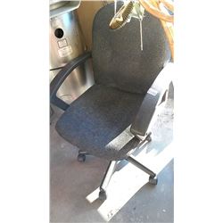 BLACK ROLLING OFFICE CHAIR