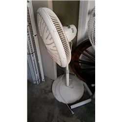 WHITE FLOOR FAN